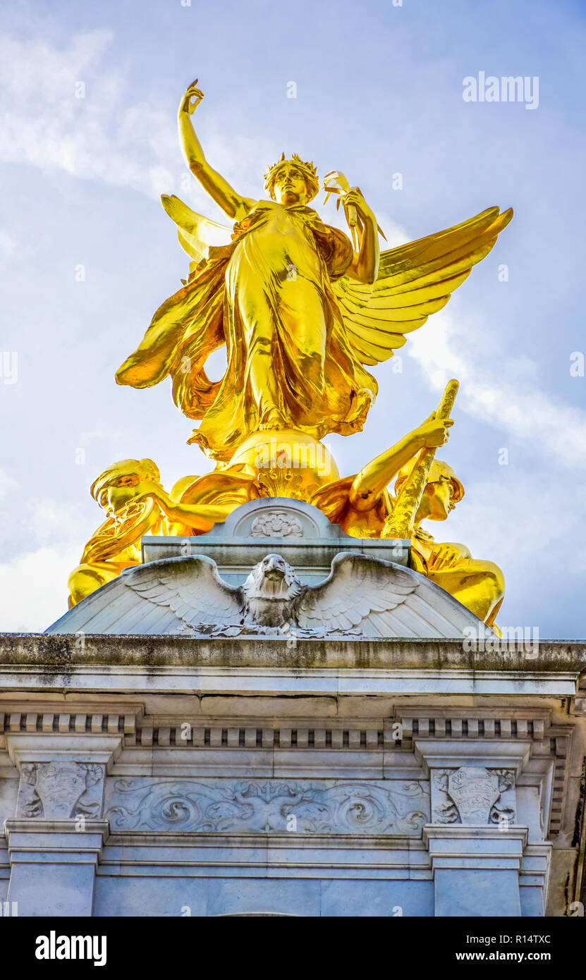 Golden angel sculpture on top of Victoria Memorial in front of