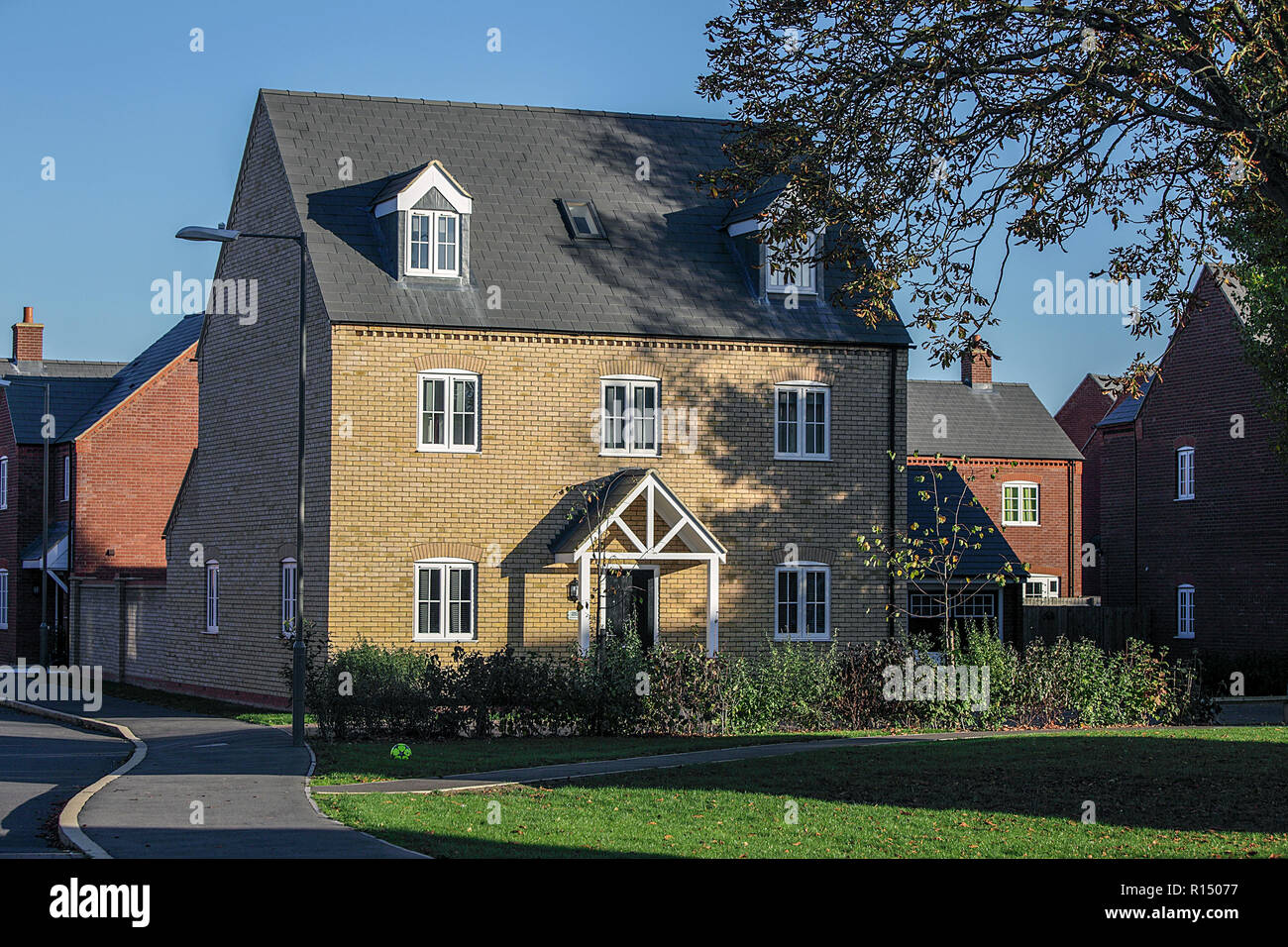 New build homes and construction site relating to Berryfields, an development of hundreds of homes just outside Aylesbury in Buckinghamshire, England. Stock Photo