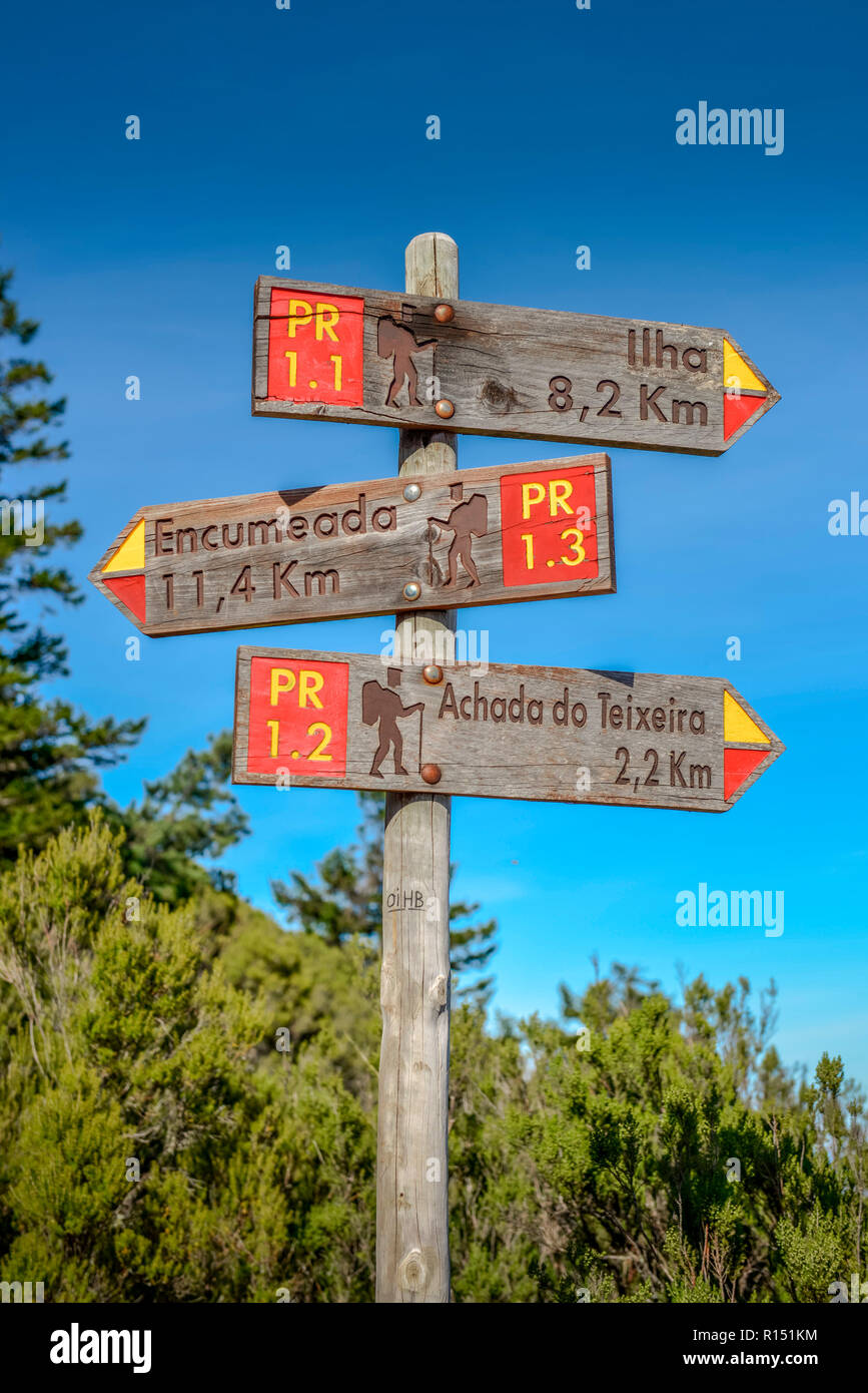 Wanderschilder Pico Ruivo, Zentralgebirge, Madeira, Portugal Stock Photo