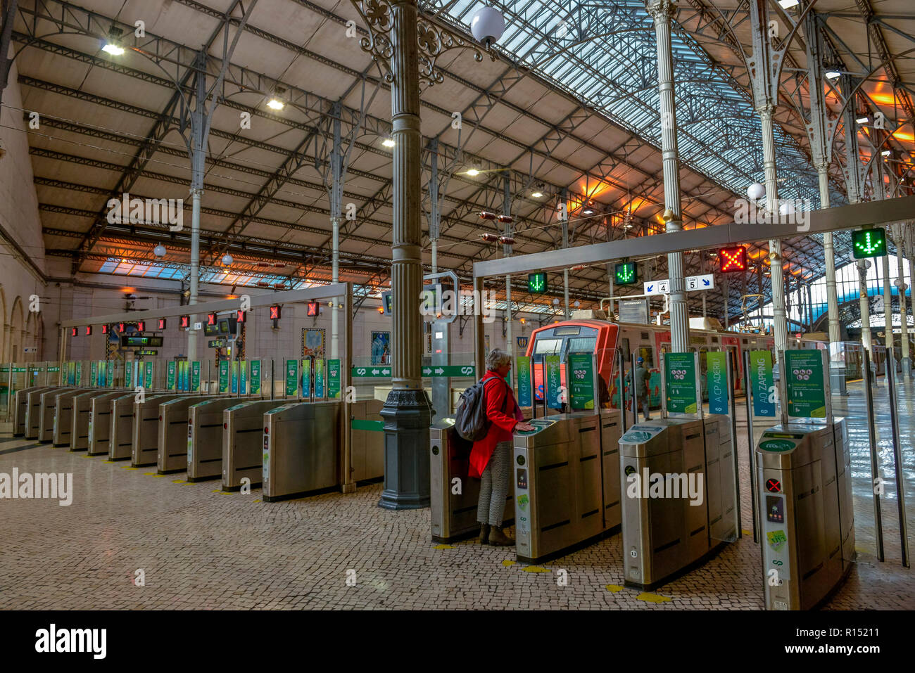 Bahnsteig, Bahnhof Estacao de Caminhos de Ferro do Rossio, Rossio, Lissabon, Portugal Stock Photo