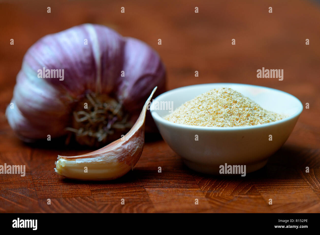 Clove of garlic and garlic powder, Allium sativum Stock Photo Alamy