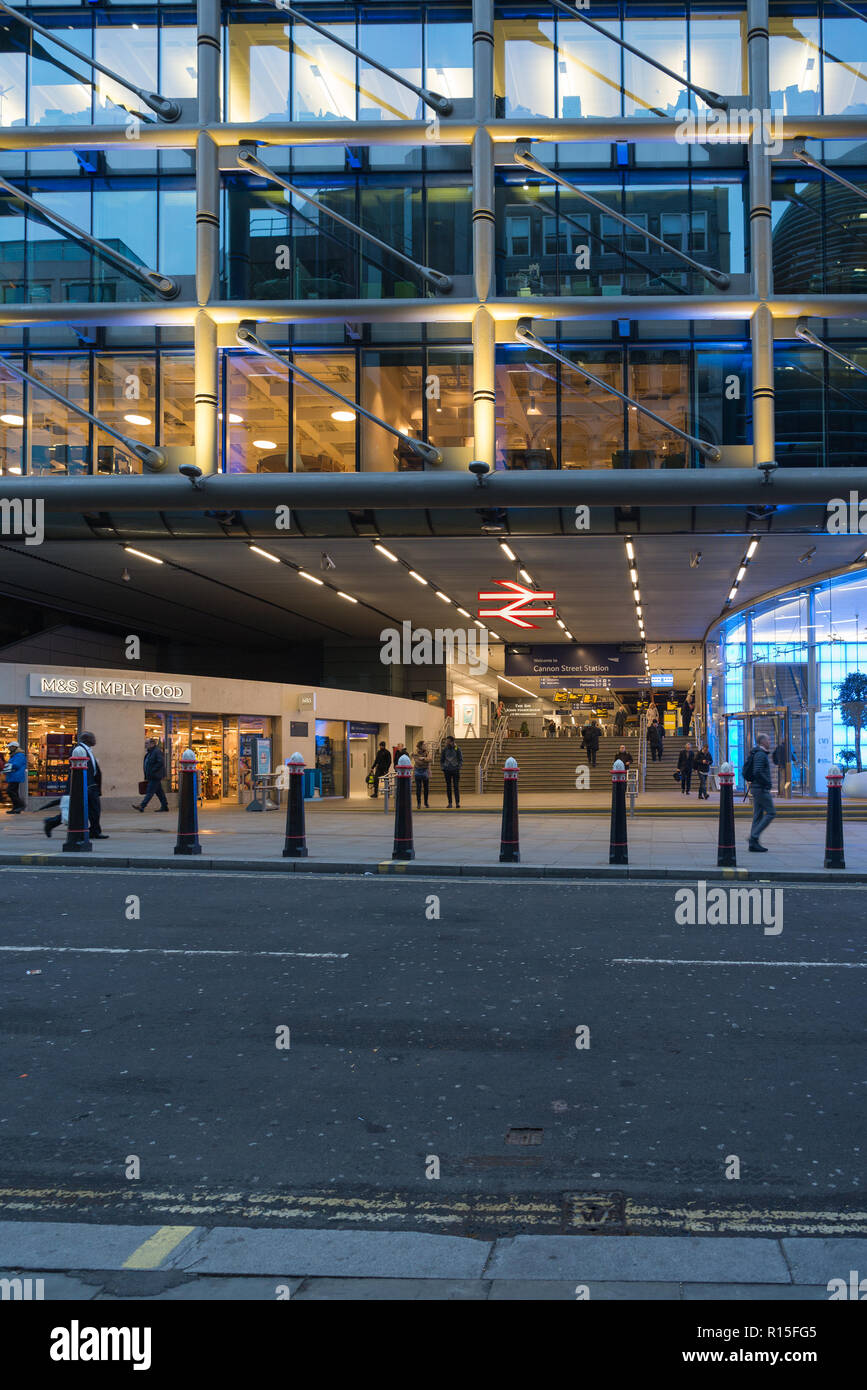 Morning commuters at Cannon Street railway station, London, England, UK Stock Photo