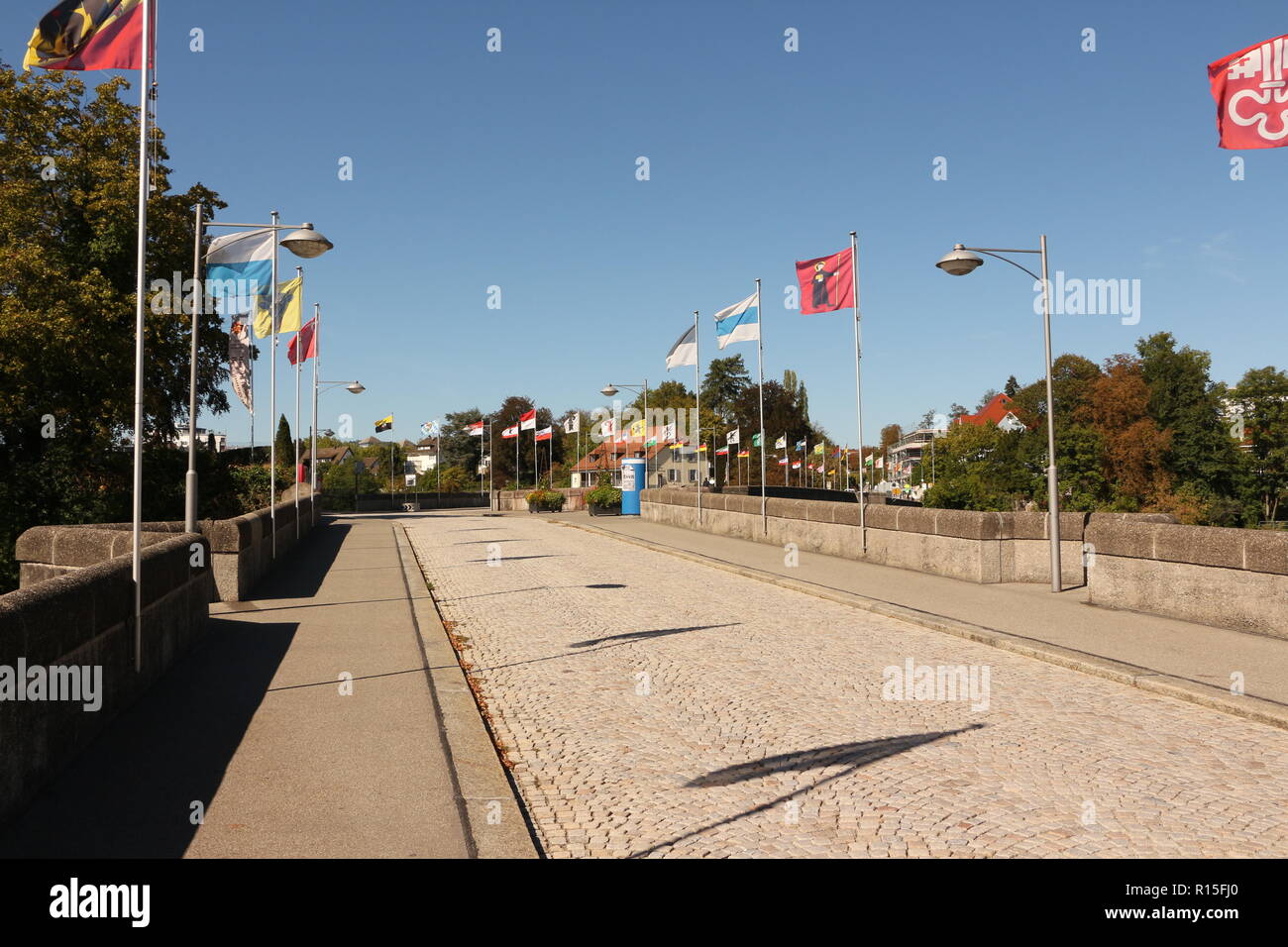 Die Rheinbrücke zwischen Rheinfelden in Deutschland und Rheinfelden in