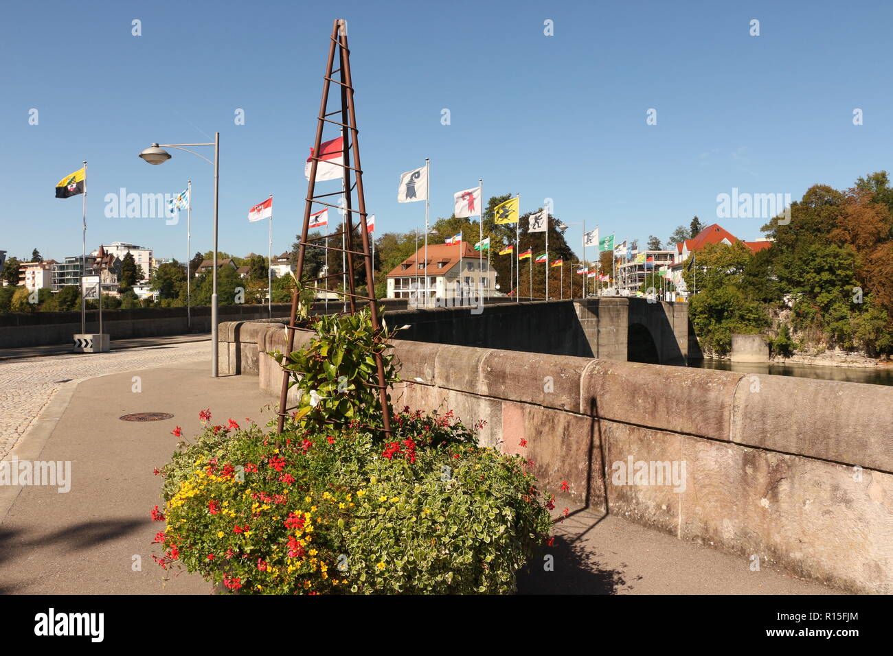 Die Rheinbrücke zwischen Rheinfelden in Deutschland und Rheinfelden in