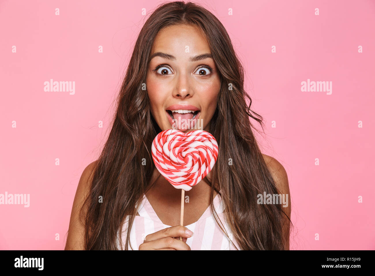 She s wearing her red. Девушка с леденцом на розовом фоне. Pink background laughing woman.