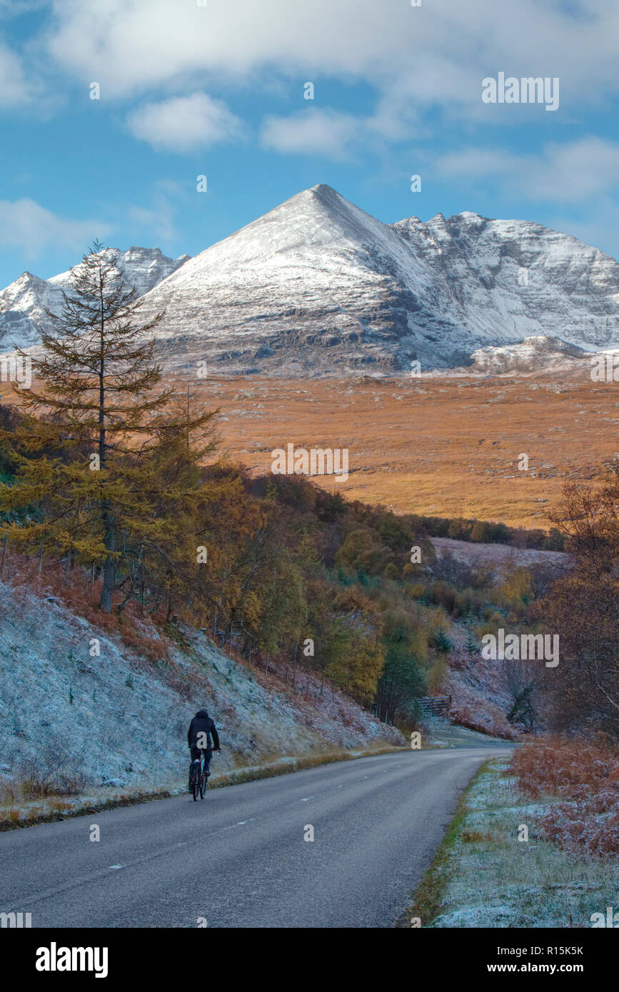 Cyclist on North Coast 500 at Dundonnell with An Teallach behind Stock Photo
