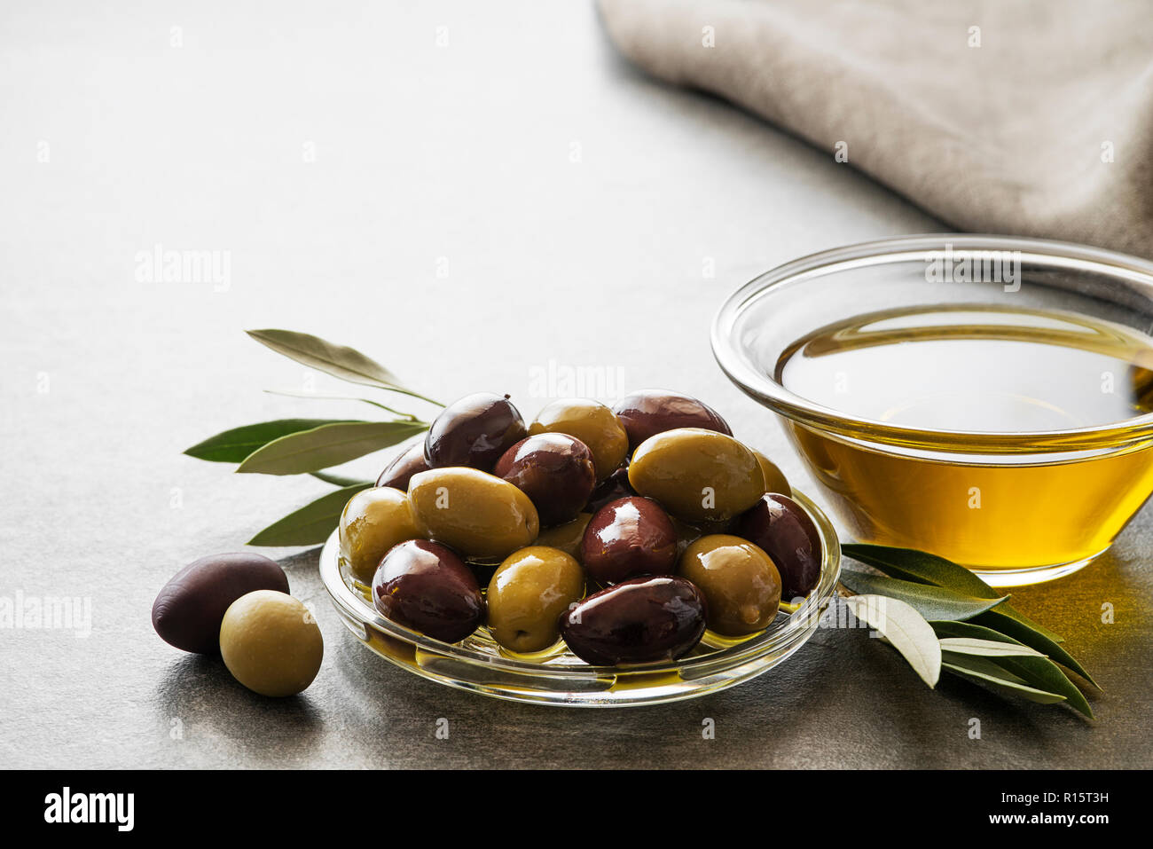 Olive oil in glass bowl with fresh olives fruit Stock Photo - Alamy