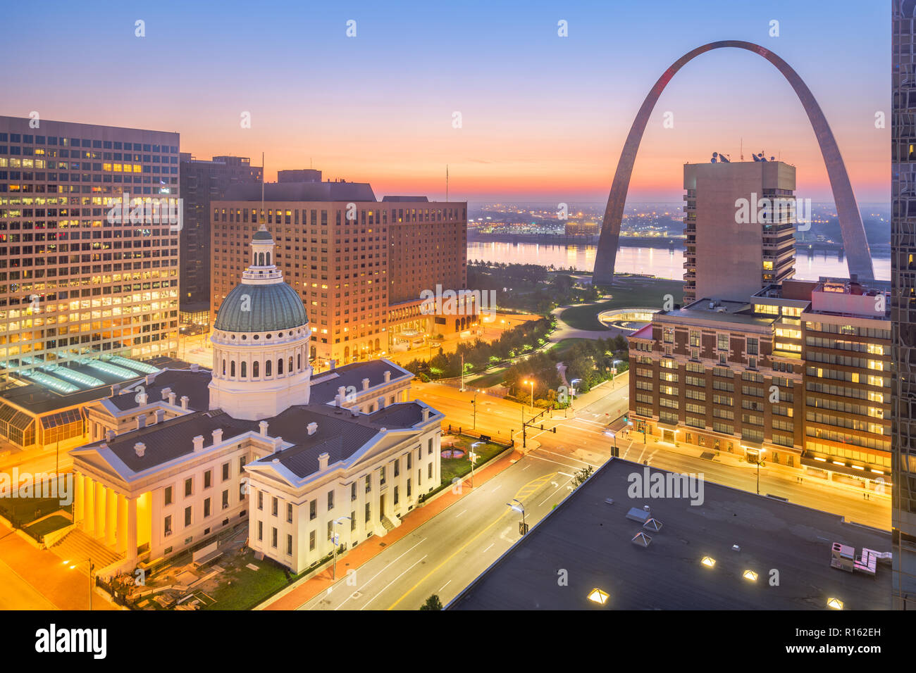 St. Louis, Missouri, USA downtown cityscape with the arch and courthouse at dusk. Stock Photo