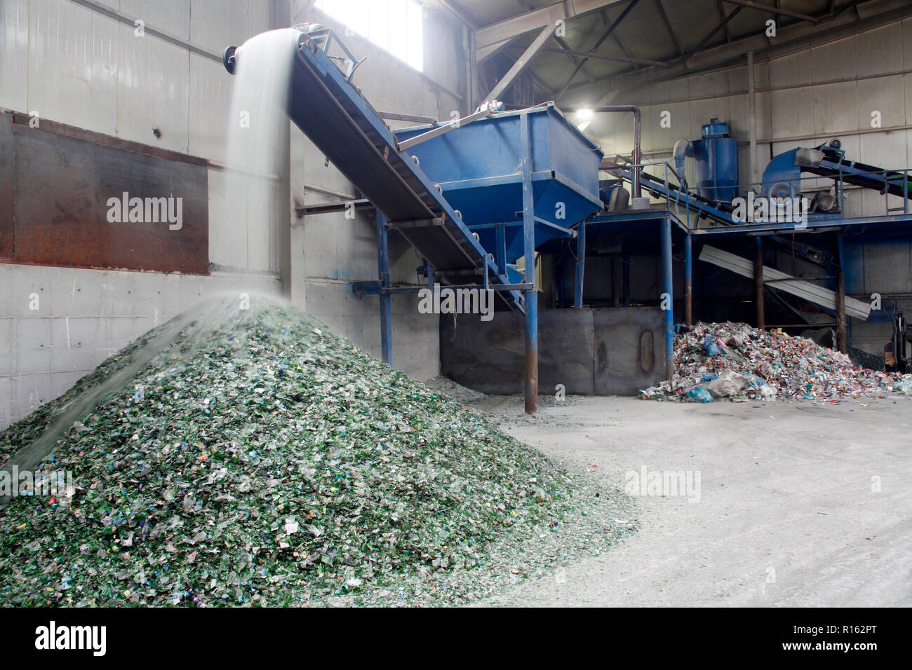 Glass recycling bin drinking hi-res stock photography and images - Alamy