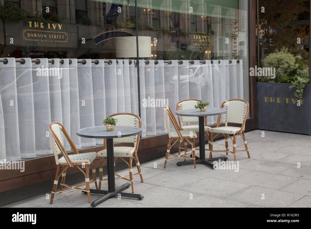 Cafe Table and Chair, Ivy Restaurant, Dawson Street, Dublin; Ireland Stock Photo Alamy