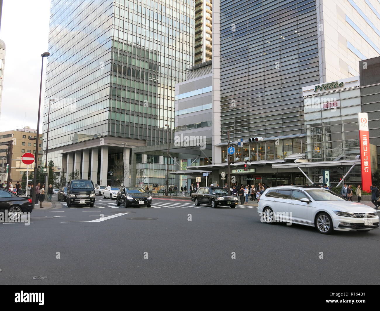 Street scene in central Tokyo showing cars, pedestrians and high-rise buildings Stock Photo