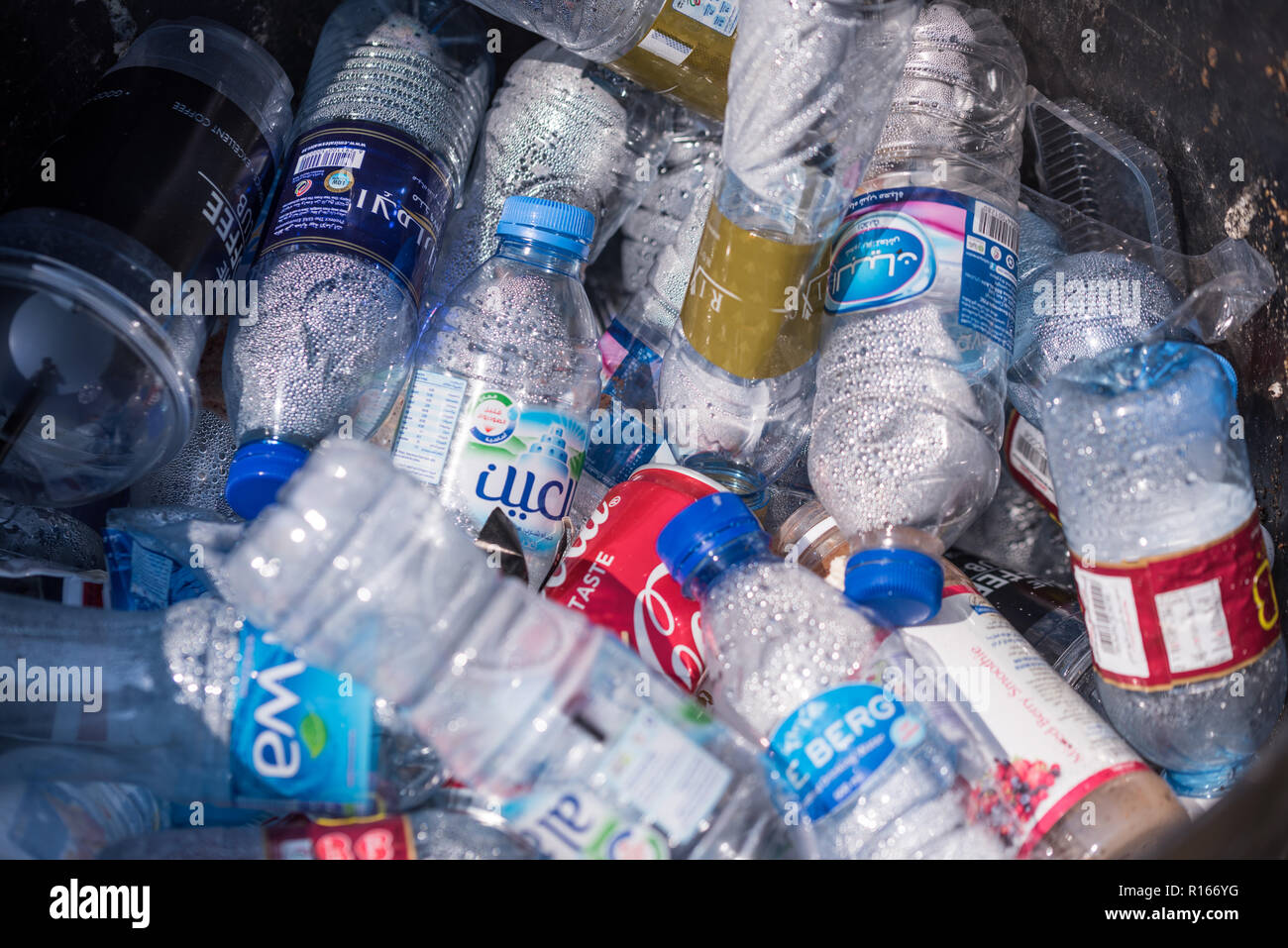 https://c8.alamy.com/comp/R166YG/detail-of-empty-water-bottle-collection-R166YG.jpg