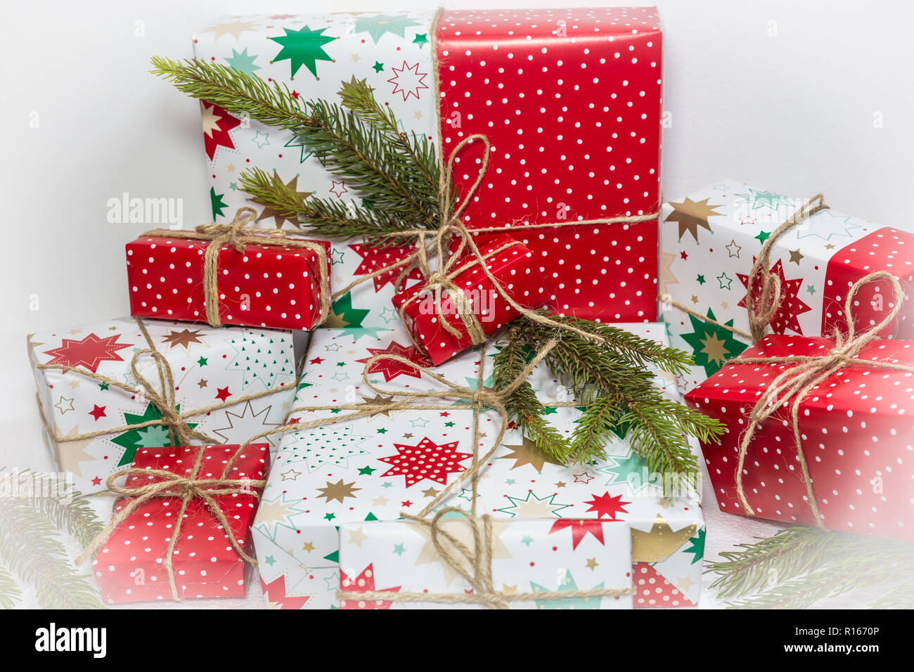 https://c8.alamy.com/comp/R1670P/gift-boxes-and-fir-tree-isolated-on-white-background-christmas-and-new-year-holidays-background-R1670P.jpg