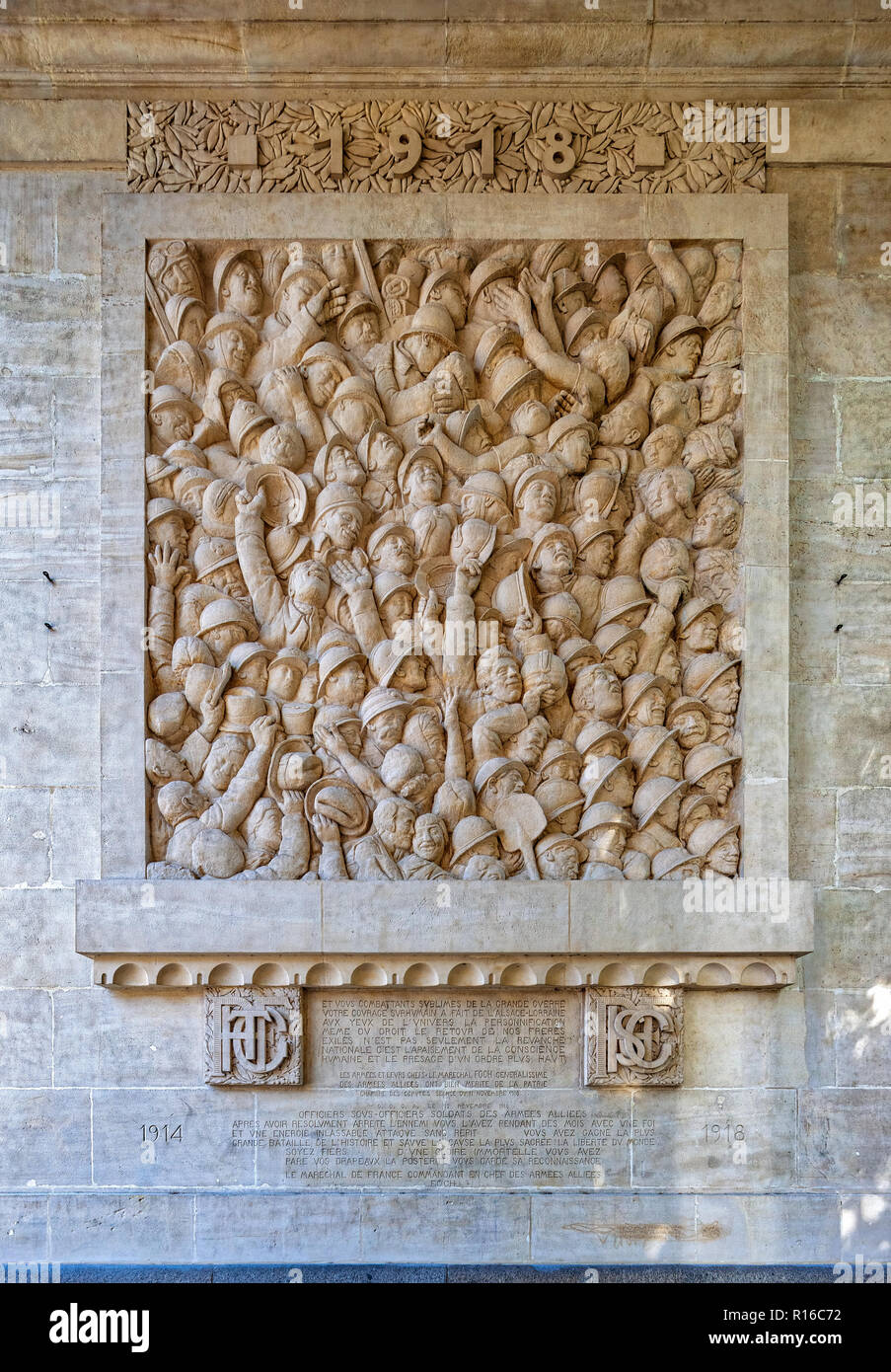 French 1918 Armistice celebrations of homecoming troops re-uniting with their loved ones. Sculpture on the Toulouse War Monument, by Camille Raynaud Stock Photo