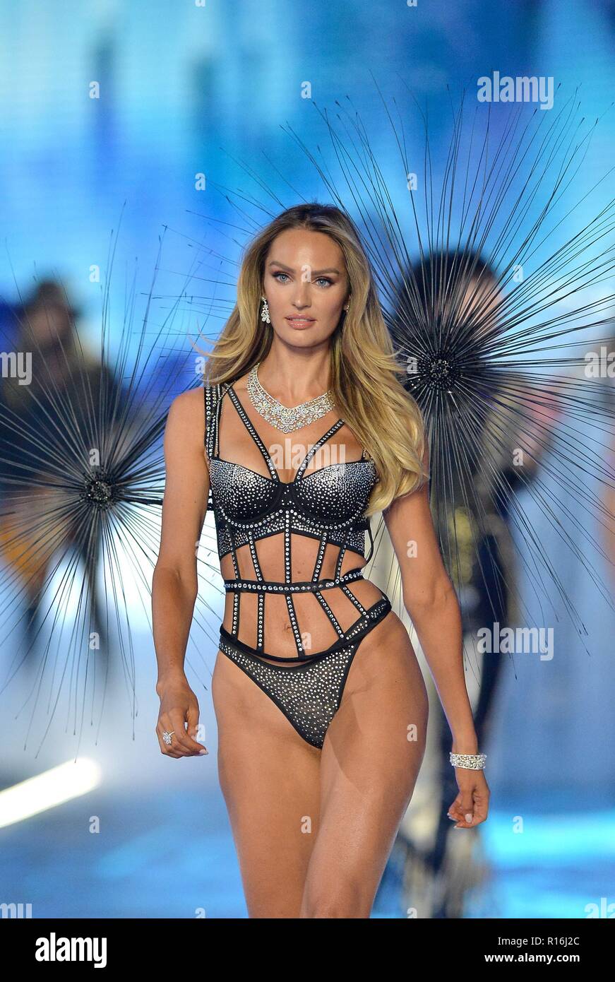 New York, NY, USA. 8th Nov, 2018. Candice Swanepoel on the runway for 2018  Victoria's Secret