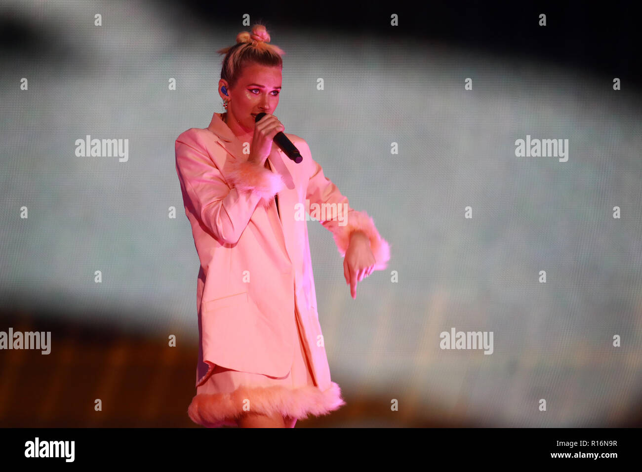 Auckland, New Zeland. 9th November 2018. AUCKLAND, NEW ZEALAND - NOVEMBER 09: Georgia Nott of Broods performs at Mt Smart Stadium on November 9, 2018 in Auckland, New Zealand. Photo: Norrie Montgomery/imageSPACE/MediaPunch Credit: MediaPunch Inc/Alamy Live News Stock Photo