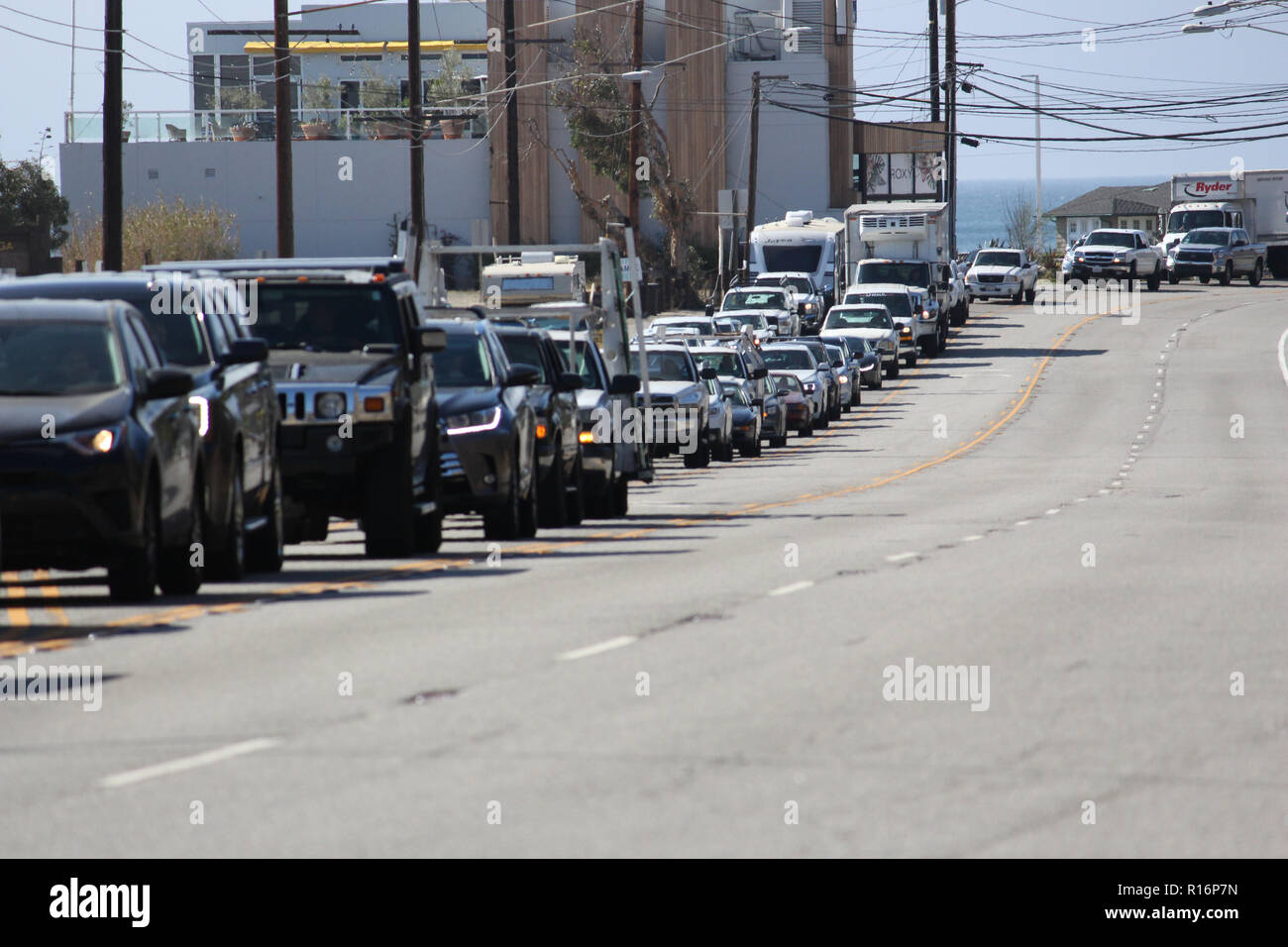 Malibu, USA: 9th November 2018. Malibu fires burn out of control as traffic is at a standstill along the Pacific Coast highway. Credit: Todd Felderstein/Alamy Live News Stock Photo