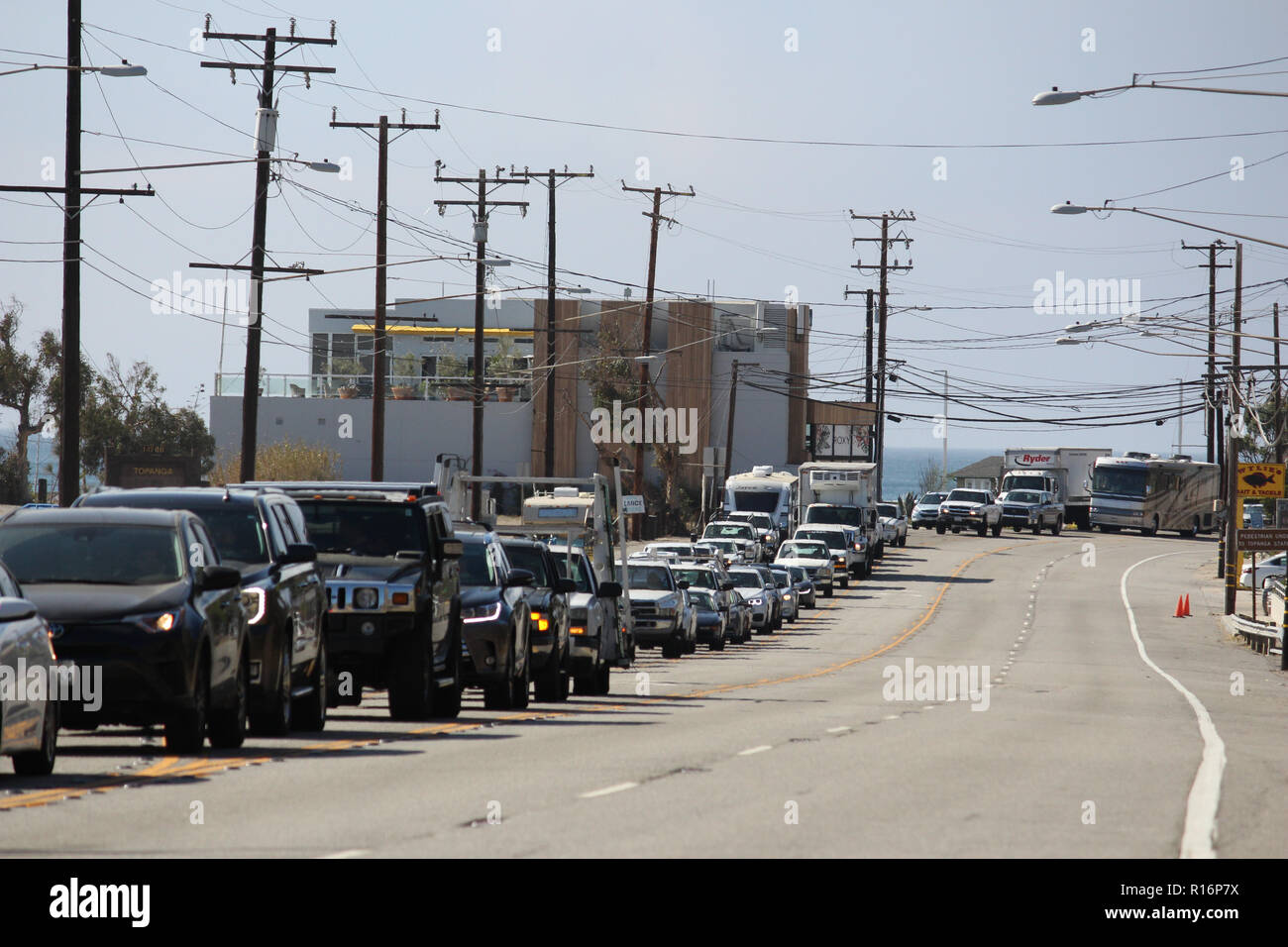 Malibu, USA: 9th November 2018. Malibu fires burn out of control as traffic is at a standstill along the Pacific Coast highway. Credit: Todd Felderstein/Alamy Live News Stock Photo