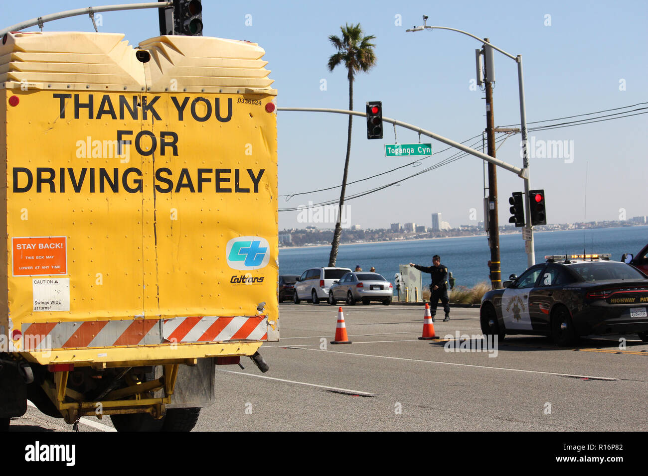 Malibu, USA: 9th November 2018. Malibu fires burn out of control as traffic is at a standstill along the Pacific Coast highway. Credit: Todd Felderstein/Alamy Live News Stock Photo