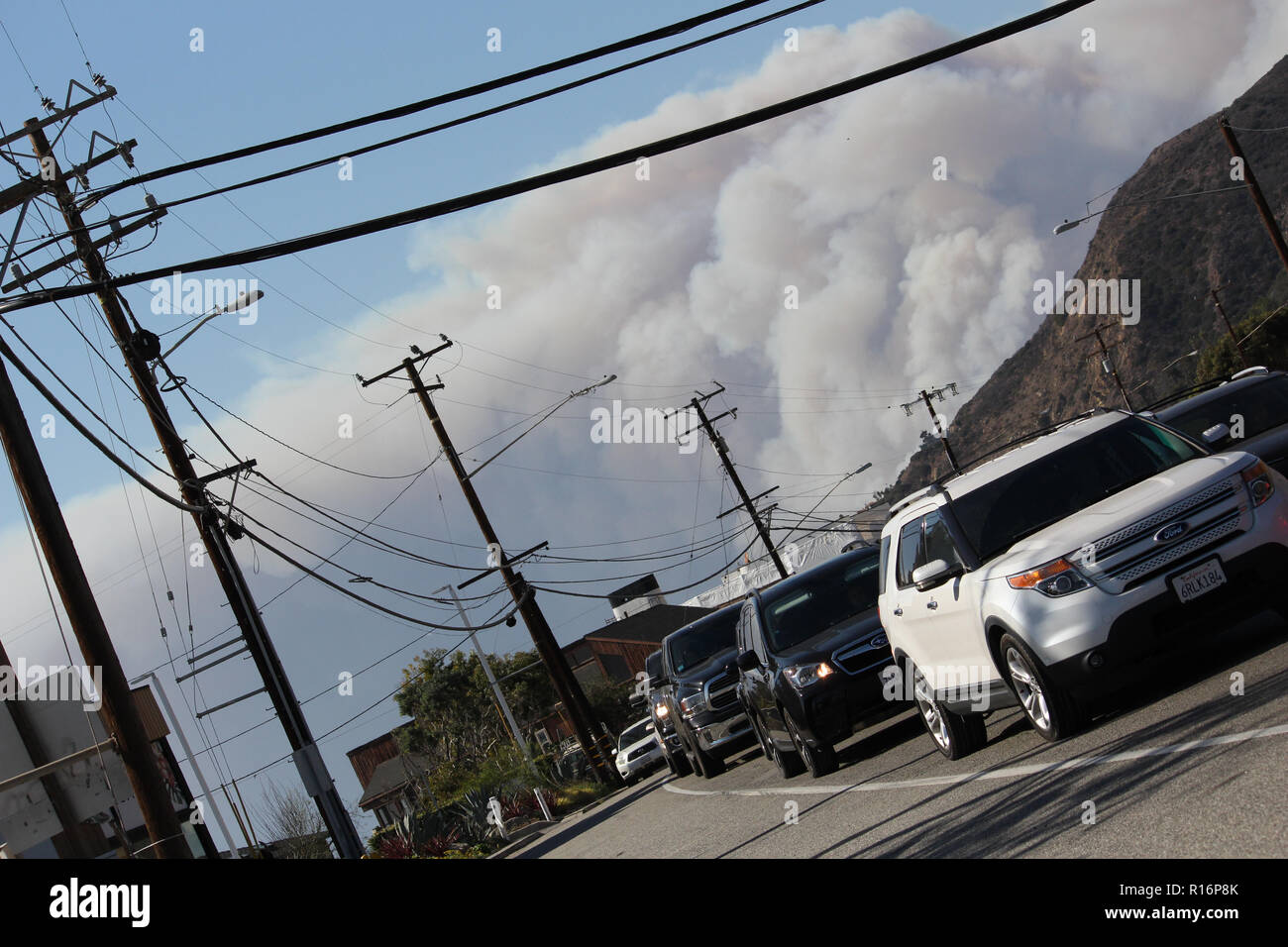 Malibu, USA: 9th November 2018. Malibu fires burn out of control as traffic is at a standstill along the Pacific Coast highway. Credit: Todd Felderstein/Alamy Live News Stock Photo