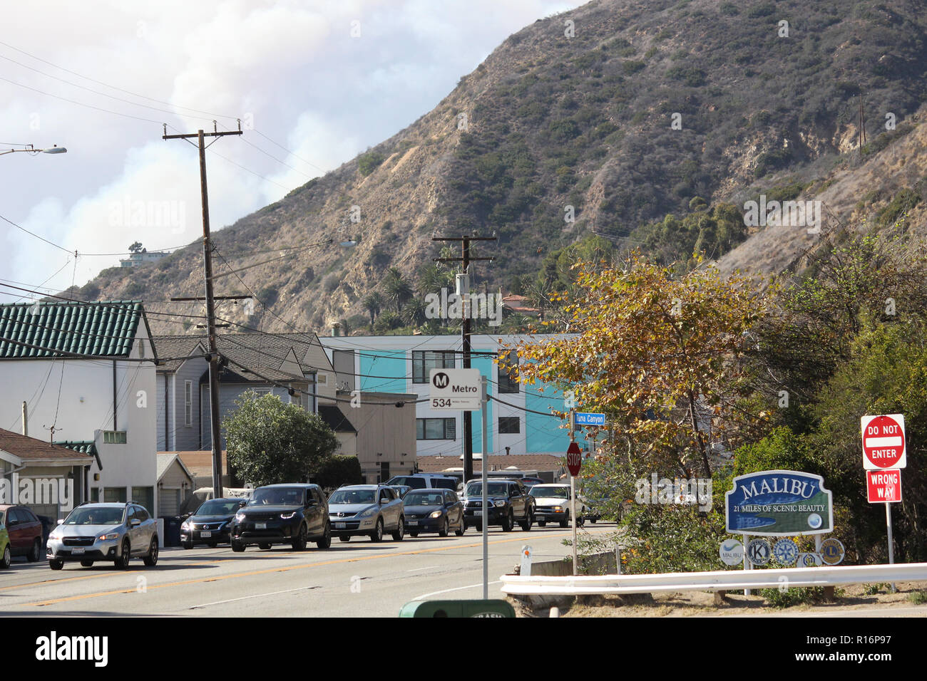 Malibu, USA: 9th November 2018. Malibu fires burn out of control as traffic is at a standstill along the Pacific Coast highway. Credit: Todd Felderstein/Alamy Live News Stock Photo