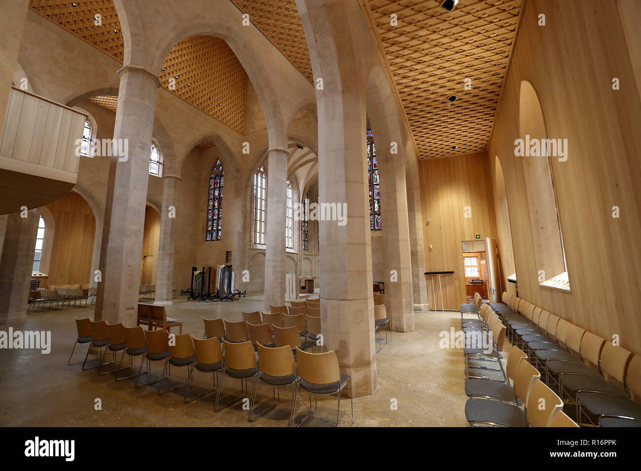 08 November 2018, Bavaria, Nürnberg: Interior view of the renovated church St. Martha. After a fire with damage running into millions in June 2014, the Nuremberg Church of St. Martha reopens on 10 November. During the fire, the roof of the main nave was completely burnt down and parts of the building were in danger of collapsing. Photo: Daniel Karmann/dpa Stock Photo