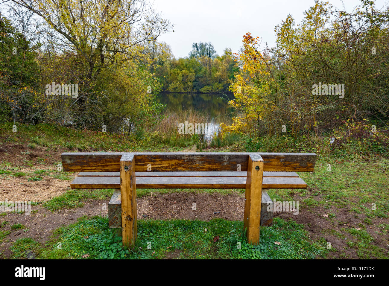 Bench seat looking over lake Milton Park Cambridge Cambridgeshire Stock Photo