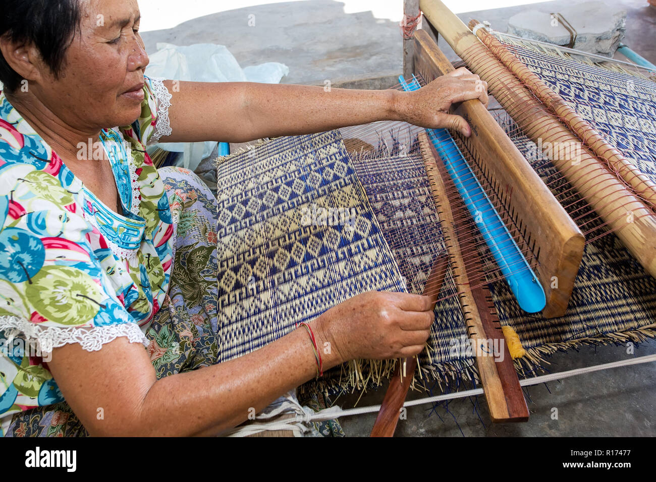 Thai woman weaving traditional straw mat using Cyperus alternifolius stems,  Khon Kaen, Thailand Stock Photo - Alamy