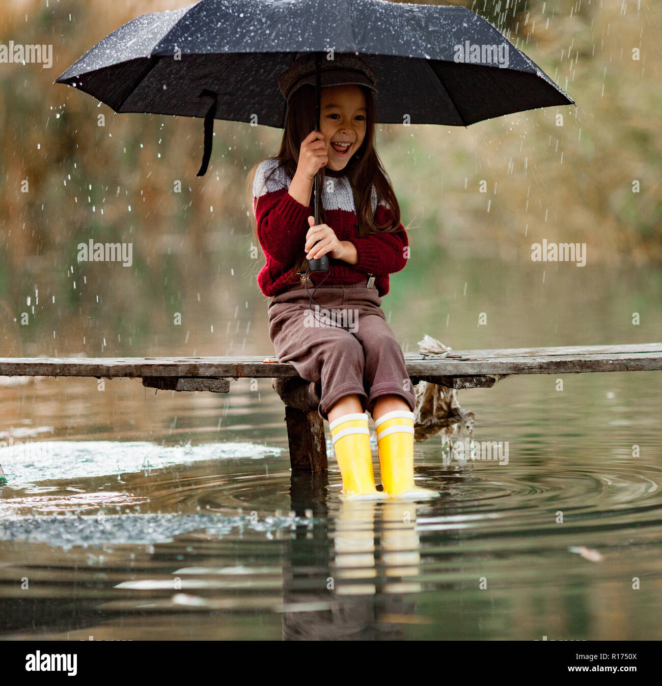 Зонтик сидит. Девочка с зонтиком сидит. Зонт для детей. Девушка смеется под зонтом. Две смеющиеся девочки под зонтиком.