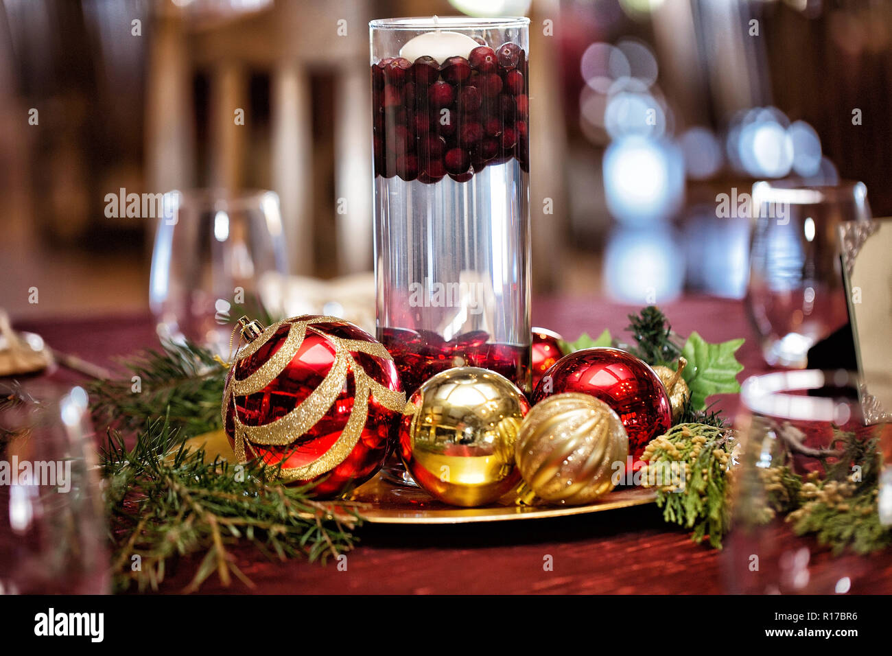 Christmas Themed Wedding Decorations / 22 Christmas Wedding Ideas That Are Full Of Holiday Cheer Weddingwire - Picking up a year after a christmas prince , amber (rose mciver) heads to aldovia for her wedding to king richard.