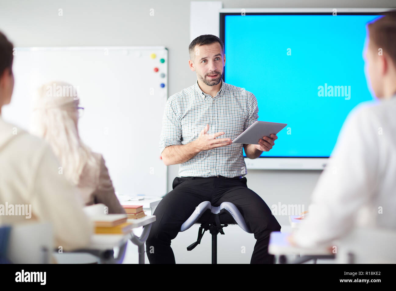 Человек за компьютером гифка. Using internet resources. Человек за компьютером гифка. Работа за компьютером. Using internet resources.