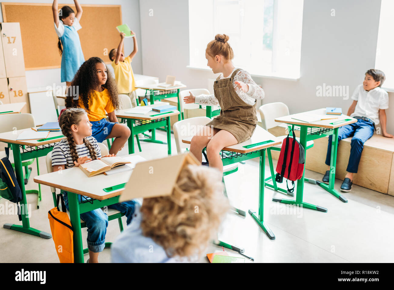 Школа картинки. Школы это в первую очередь. Класс с учениками. Школьное образование в финляндии. Урок в начальной школе.