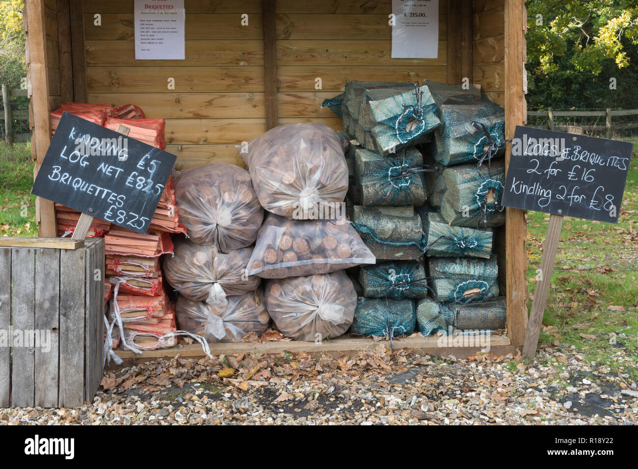 Briquetas de madera Imágenes recortadas de stock - Alamy