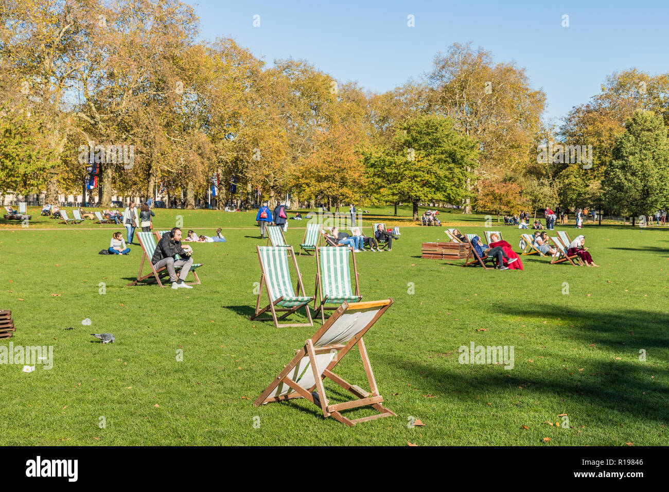 Green park london chairs hi-res stock photography and images - Alamy