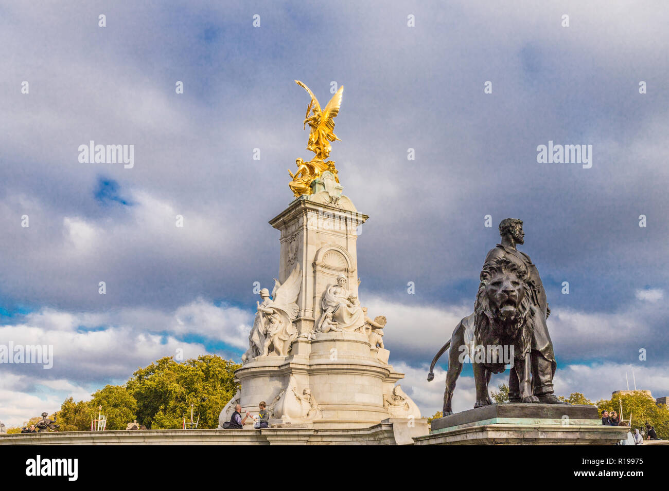 Buckingham palace bronze statue london hi-res stock photography and
