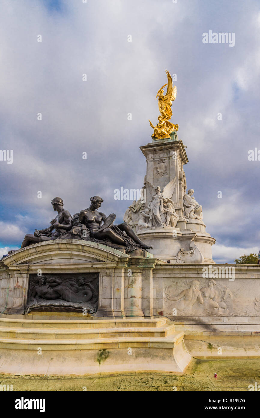 Statue outside buckingham palace hires stock photography and images