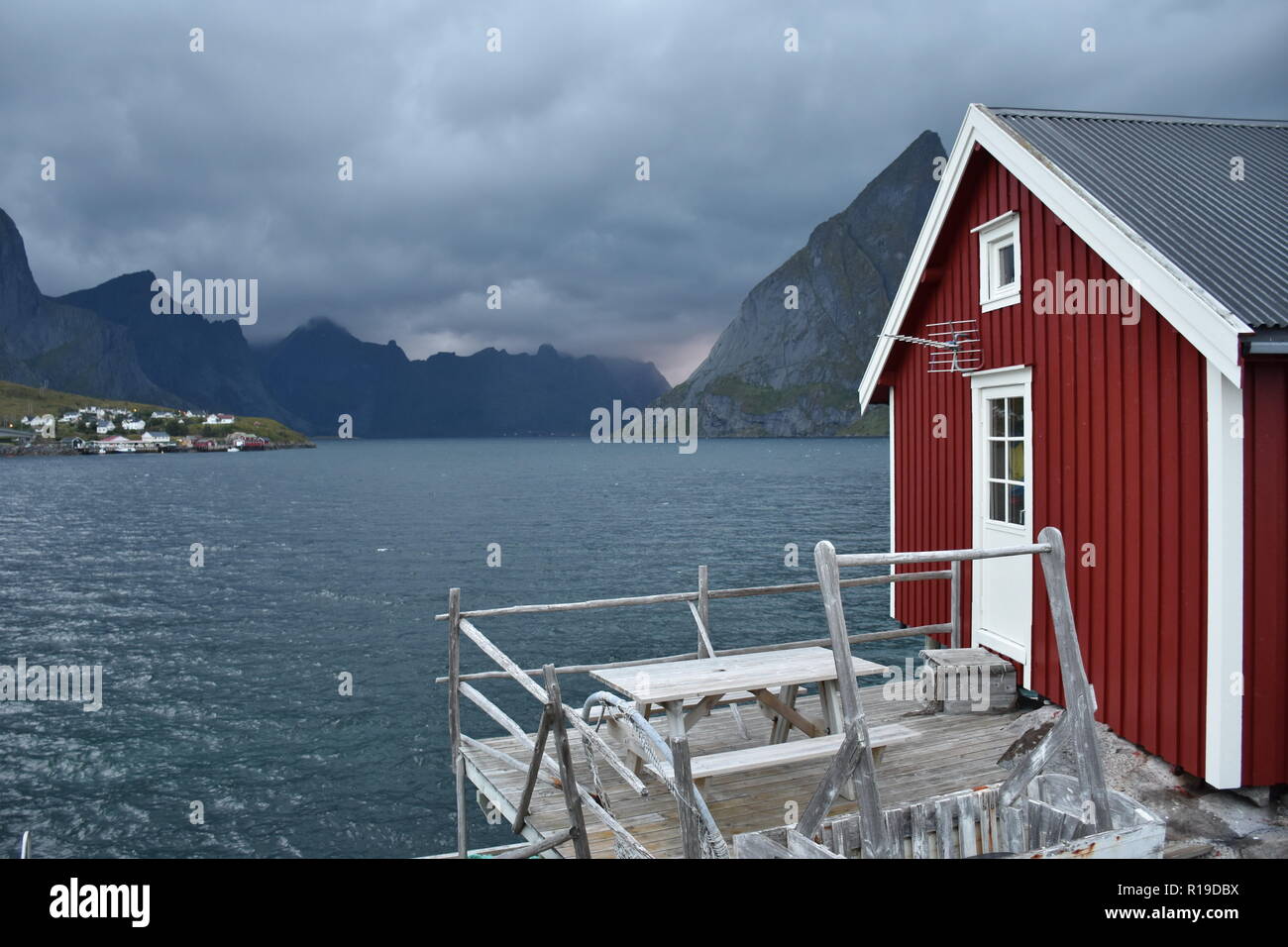 Norwegen, Lofoten, Reine, Rorbu, Fischerhütte, Veranda, Fjord, Brücke, Moskenes, Moskenesøya, Topøya, Reinefjorden, Vorfjorden, Kjerkfjorden, Stock Photo