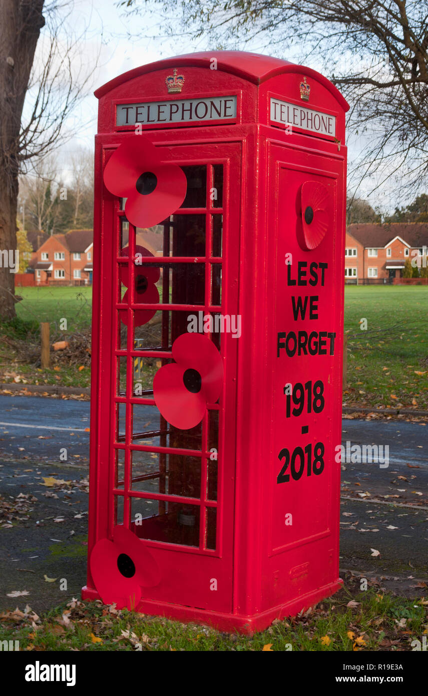 Lest We Forget WW1 Centenary, decorated telephone box in Compton, Surrey Stock Photo