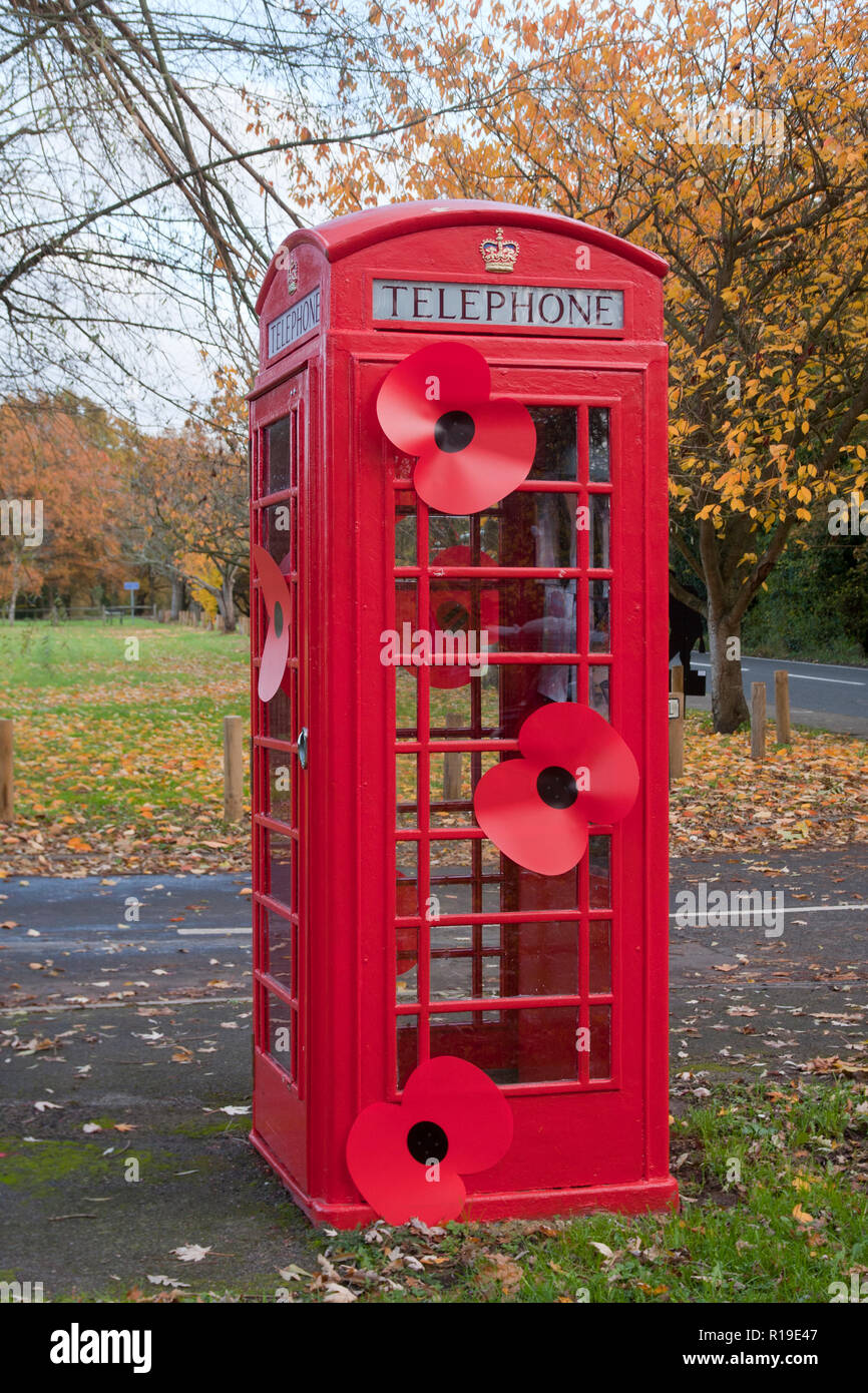 Lest We Forget WW1 Centenary, decorated telephone box in Compton, Surrey Stock Photo