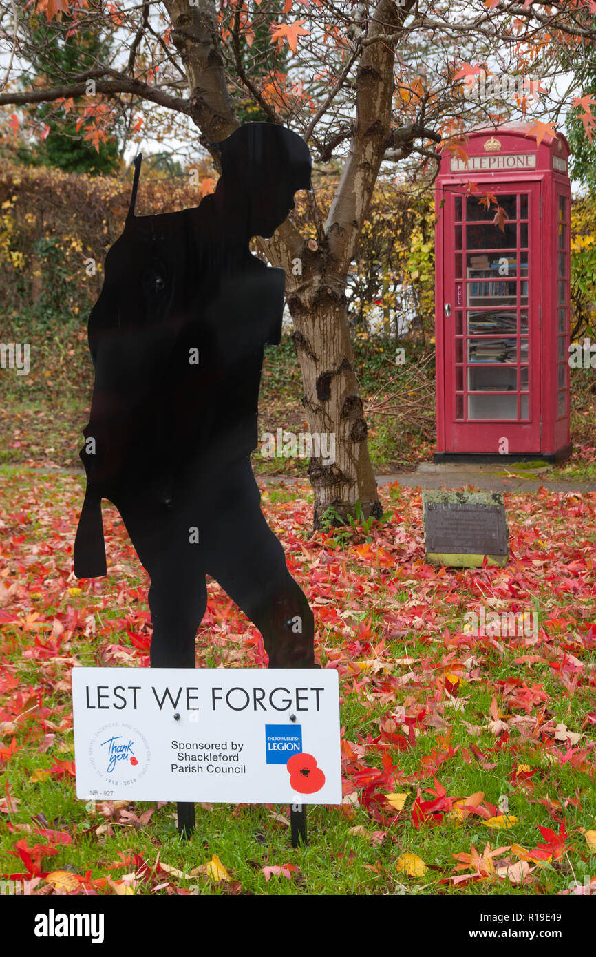 Lest We Forget WW1 Centenary, decorated telephone box in Shackleford, Surrey Stock Photo