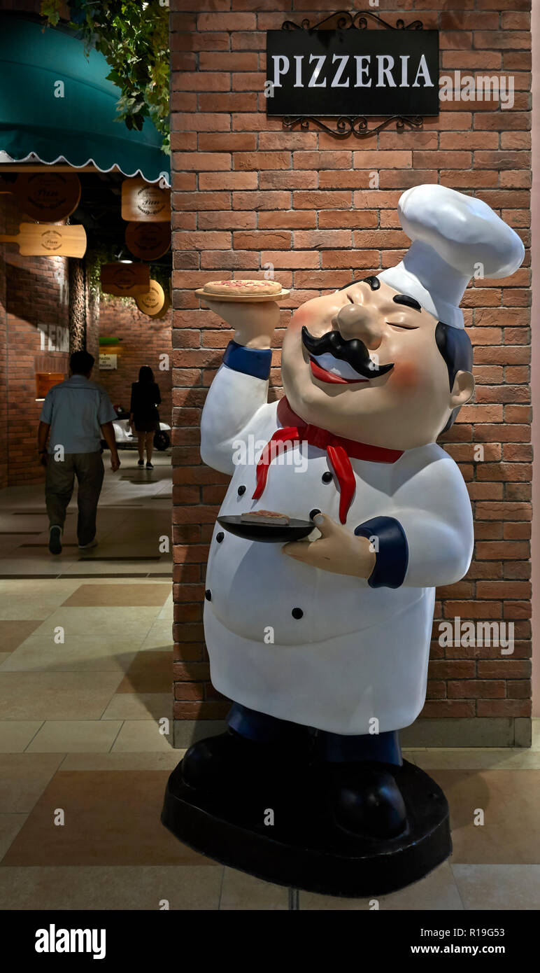 Statue of an Italian chef advertising a Pizzeria restaurant Stock Photo