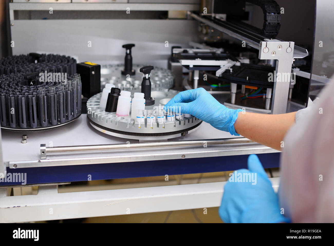 Laboratory immunoassay analyzer. Diagnosis of infectious diseases and