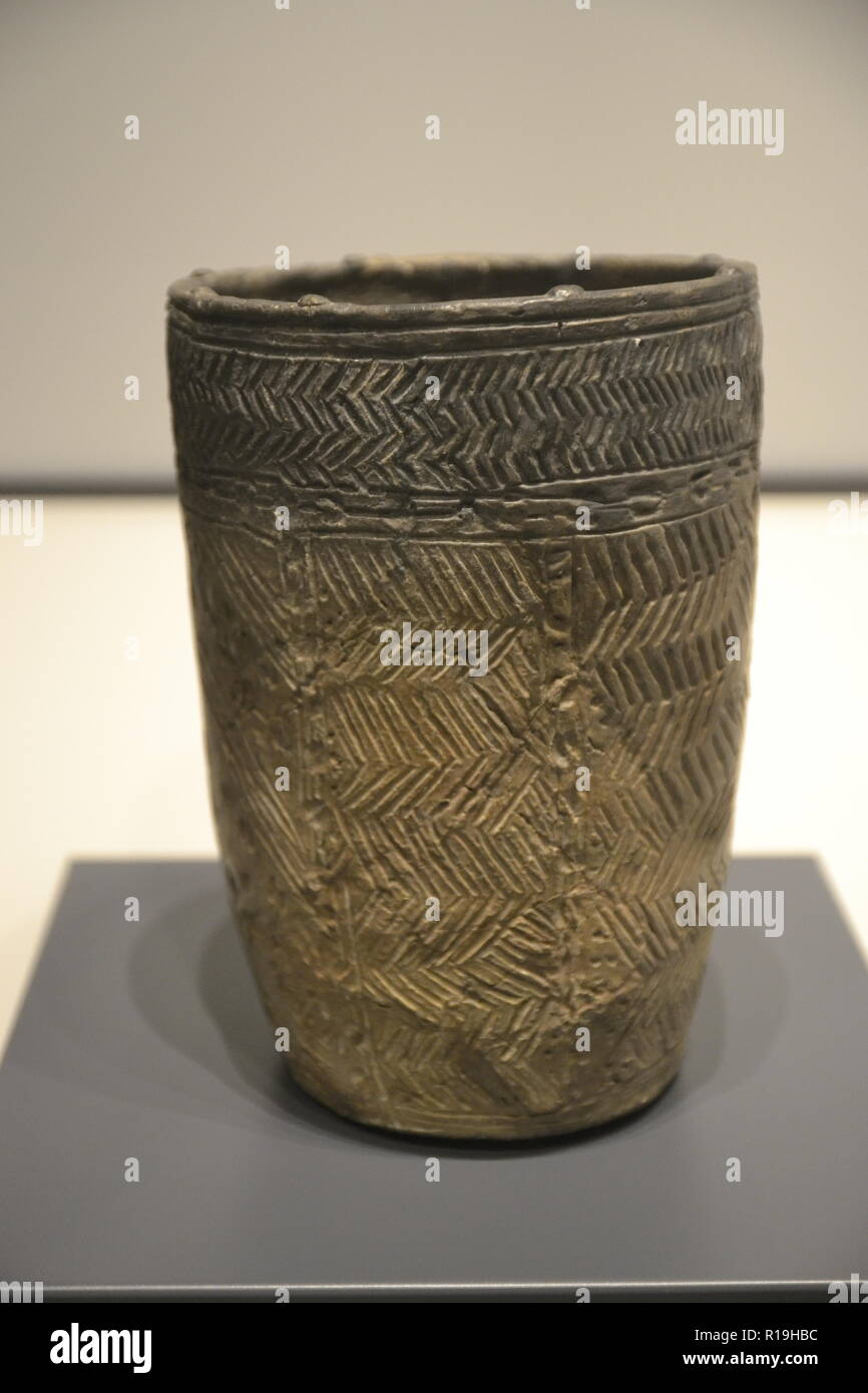 Flat based groove ware pot in 'Making Connections' - the new exhibition (opened October 2018) in Stonehenge Visitor Centre, Wilshire, UK. Stock Photo