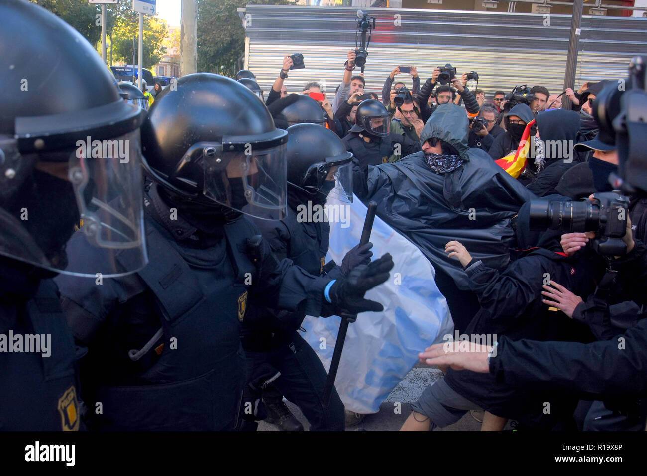 Barcelona, Barcelona, Spain. 10th Nov, 2018. Catalan police officers seen charging and clashing with the protesters during the demonstration.The Catalan Police (Mossos d'Escuadra) has charged against a group of protesters in their CDR majority (committee in defense of the Republic) when they were protesting during the demonstration of the Union JUSAPOL defending the salaries of the agents of the National Police Spanish and the Civil Guard asking for wage equalization. Credit: Ramon Costa/SOPA Images/ZUMA Wire/Alamy Live News Stock Photo