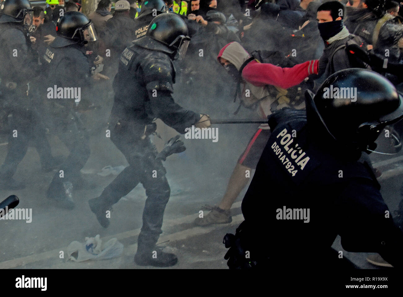 Barcelona, Barcelona, Spain. 10th Nov, 2018. Catalan police officers seen charging and clashing with the protesters during the demonstration.The Catalan Police (Mossos d'Escuadra) has charged against a group of protesters in their CDR majority (committee in defense of the Republic) when they were protesting during the demonstration of the Union JUSAPOL defending the salaries of the agents of the National Police Spanish and the Civil Guard asking for wage equalization. Credit: Ramon Costa/SOPA Images/ZUMA Wire/Alamy Live News Stock Photo