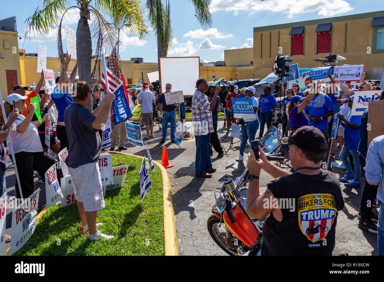 Lauderhill, Florida, USA. 10th Nov, 2018. Republicans and Democrats face off at vote counting protest outside Broward County Supervisor of Elections Brenda Snipes' office. The protest began over controversy surrounding the results of the 2018 midterm elections for Florida Governor and Florida Senator. Holly Guerrio/Alamy Live News Stock Photo