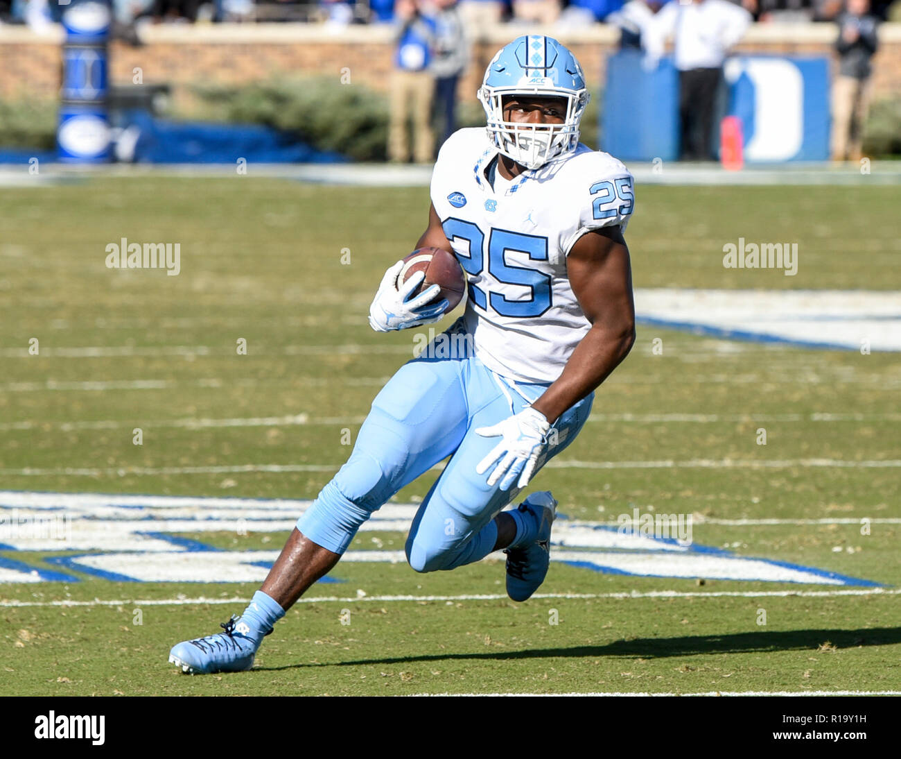 Durham, North Carolina, USA. 10th Nov, 2018. UNC running back JAVONTE WILLIAMS (25) running the ball against the Duke Blue Devils on November 10, 2018 at Wallace Wade Stadium in Durham, NC. Credit: Ed Clemente/ZUMA Wire/Alamy Live News Stock Photo