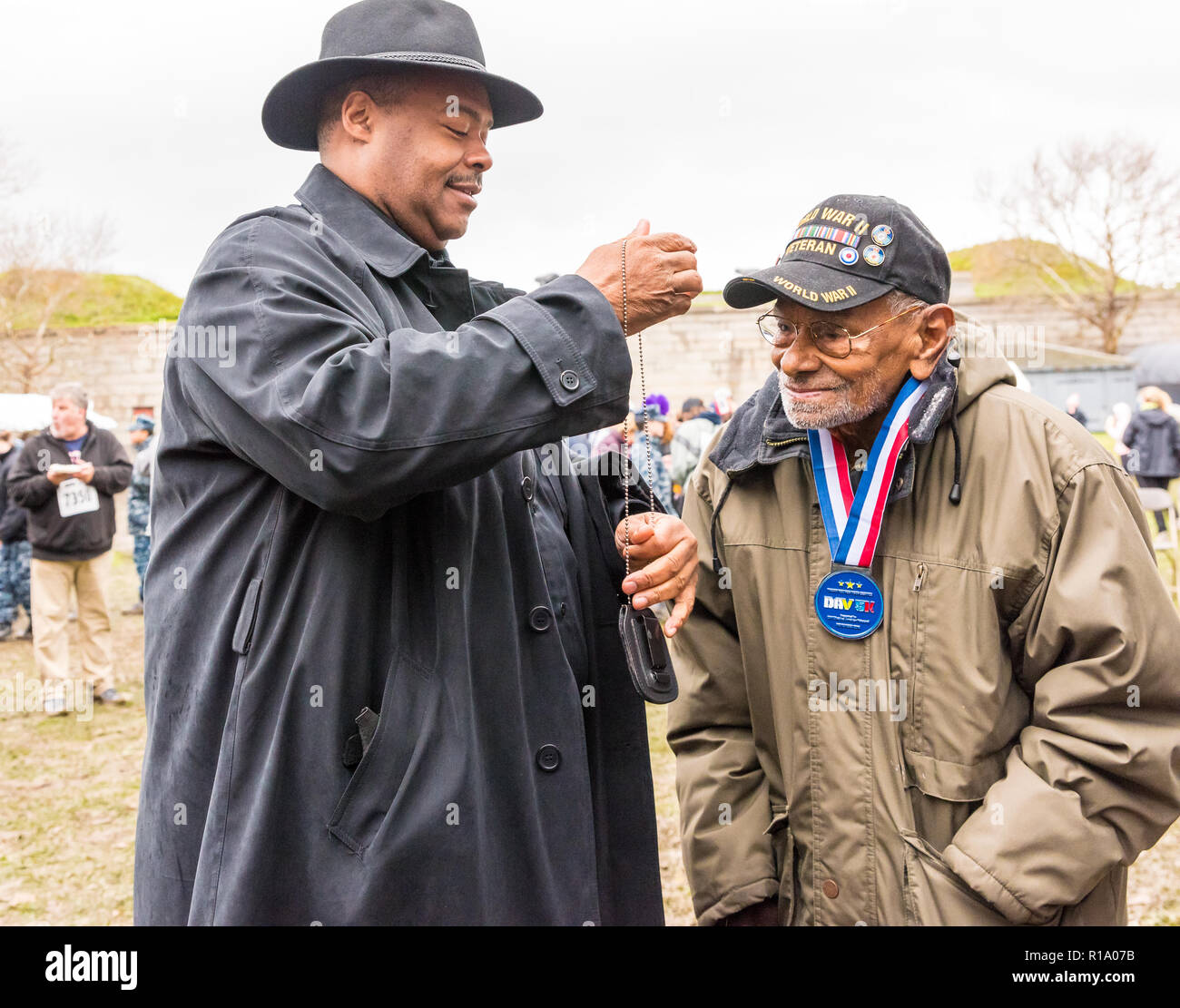 Boston, Massachusetts, USA. 10th November, 2018. At the Disabled American Veterans 5k charity event Boston Police Commissioner William Gross takes his police badge off from around his neck to place around the neck of a World War II veteran, thanking him for his service. Maia Kennedy/Alamy Live News Stock Photo