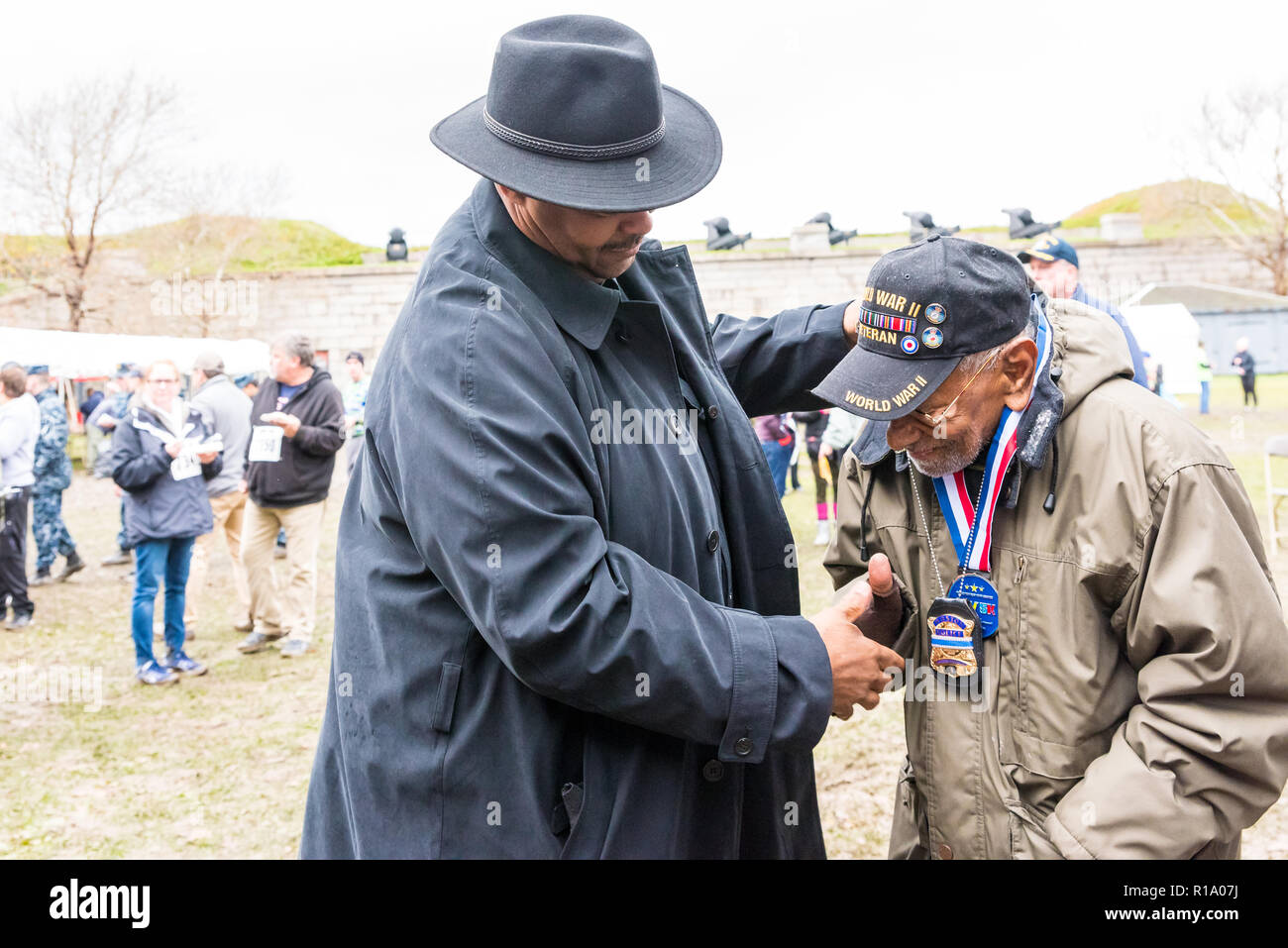 Boston, Massachusetts, USA. 10th November, 2018. At the Disabled American Veterans 5k charity event Boston Police Commissioner William Gross thanks a World War II veteran for his service and shakes his hand after putting his police badge around his neck as a gesture of respect. Maia Kennedy/Alamy Live News Stock Photo