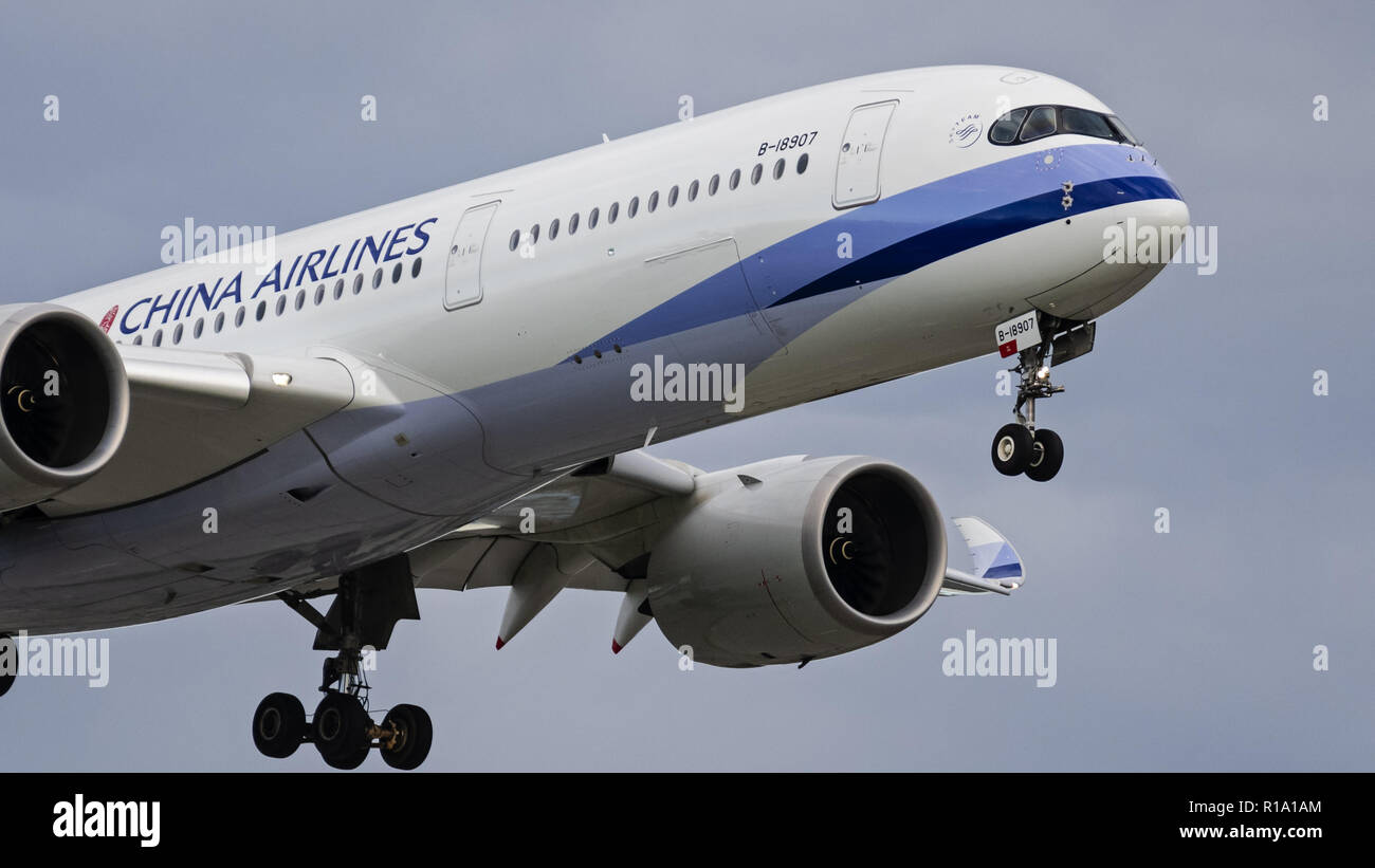 Vancouver, British Columbia, Canada. 29th May, 2018. A China Airlines Airbus A350-900 (B-18907) extra wide body (XWB) jet airliner airborne on short final approach for landing. Credit: Bayne Stanley/ZUMA Wire/Alamy Live News Stock Photo